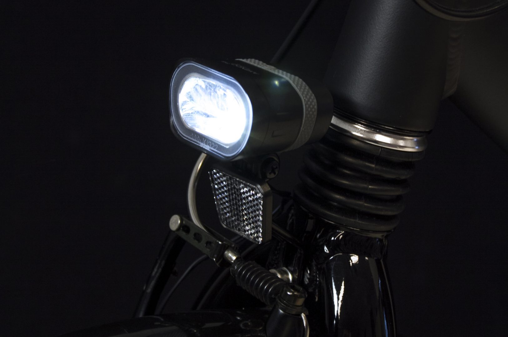 Axendo 40 headlamp on front fork