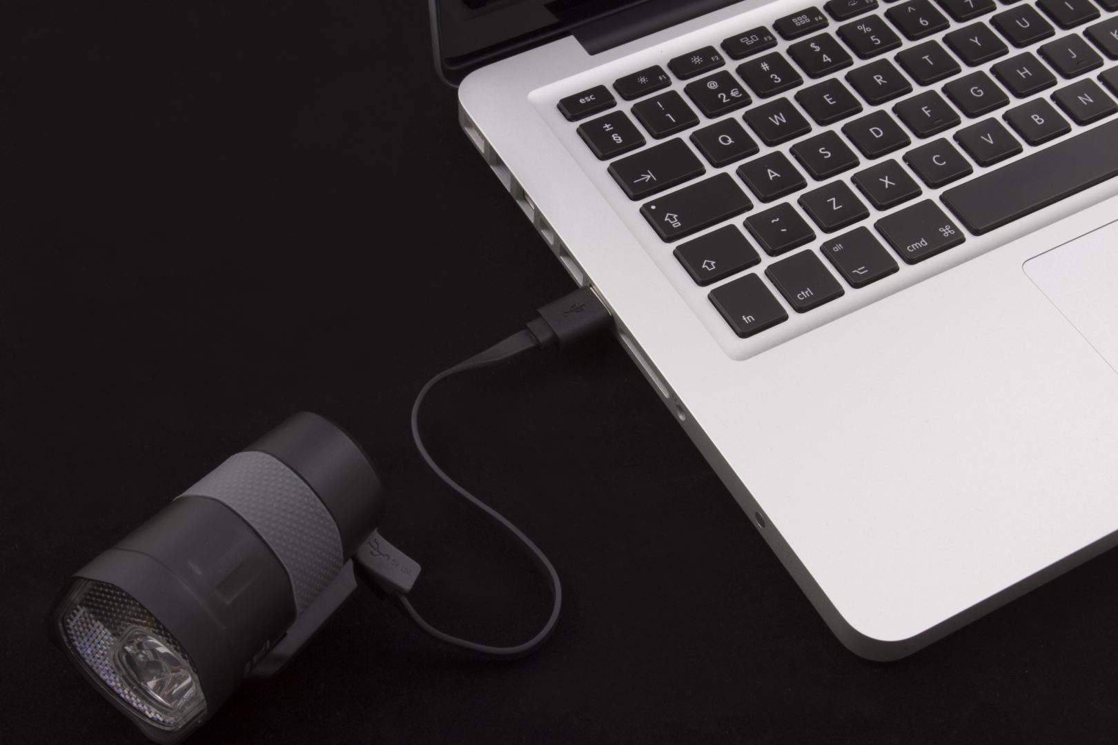 Axendo 40 USB headlamp charging on laptop