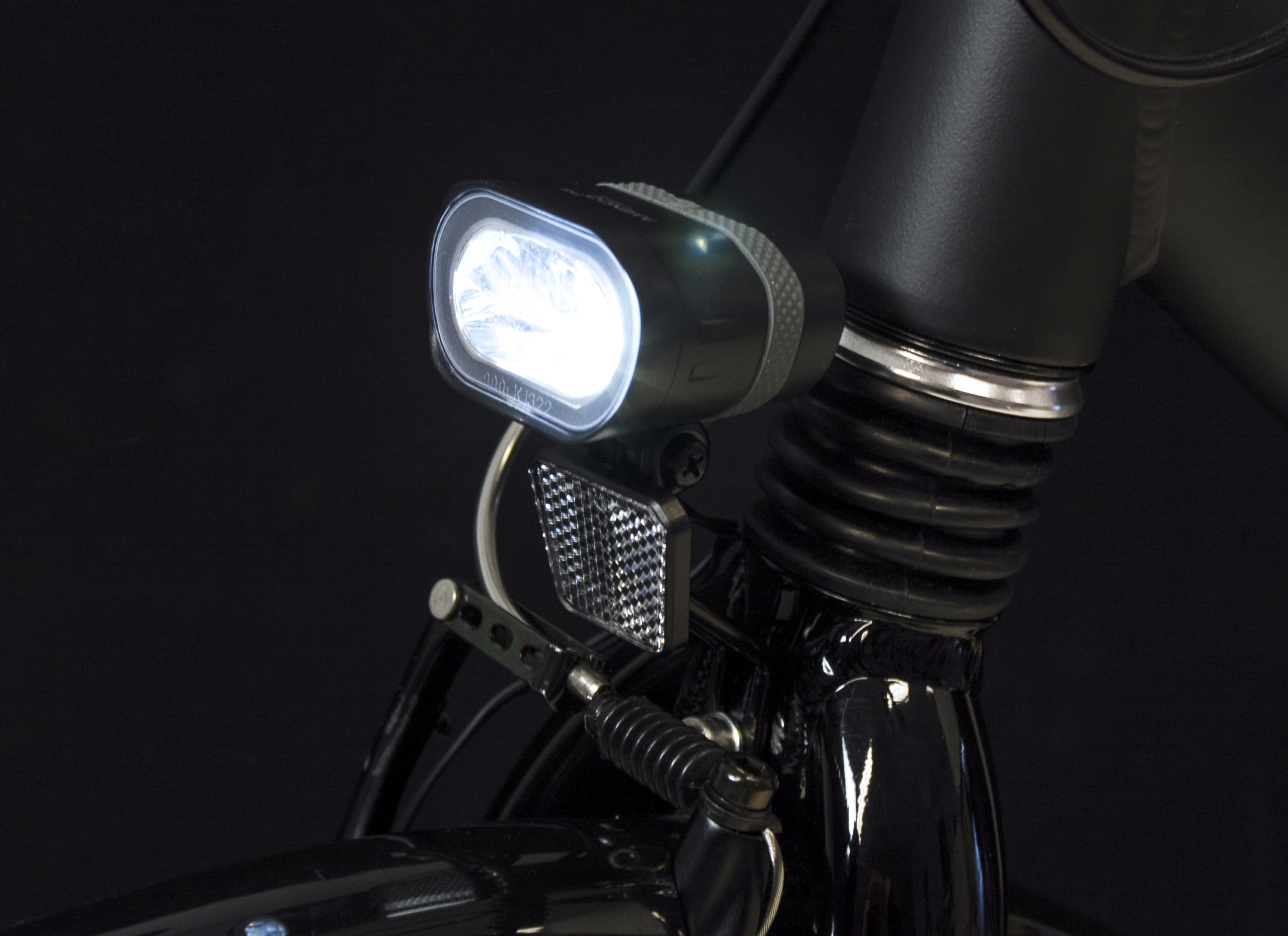 Axendo 40 headlamp on front fork with Br 195 bracket