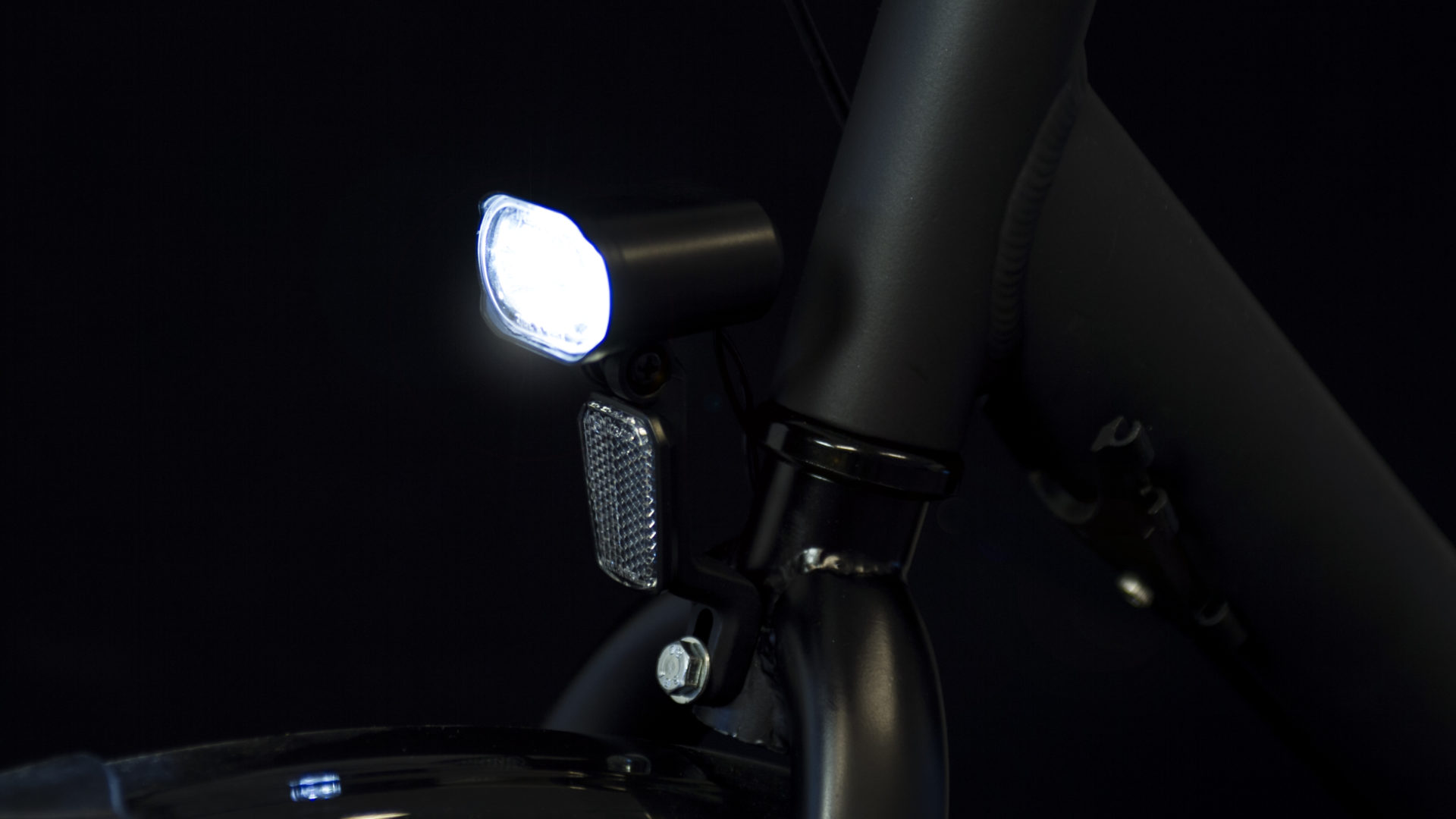 Axendo 30 e-bike headlamp with BH06 bracket on bicycle on