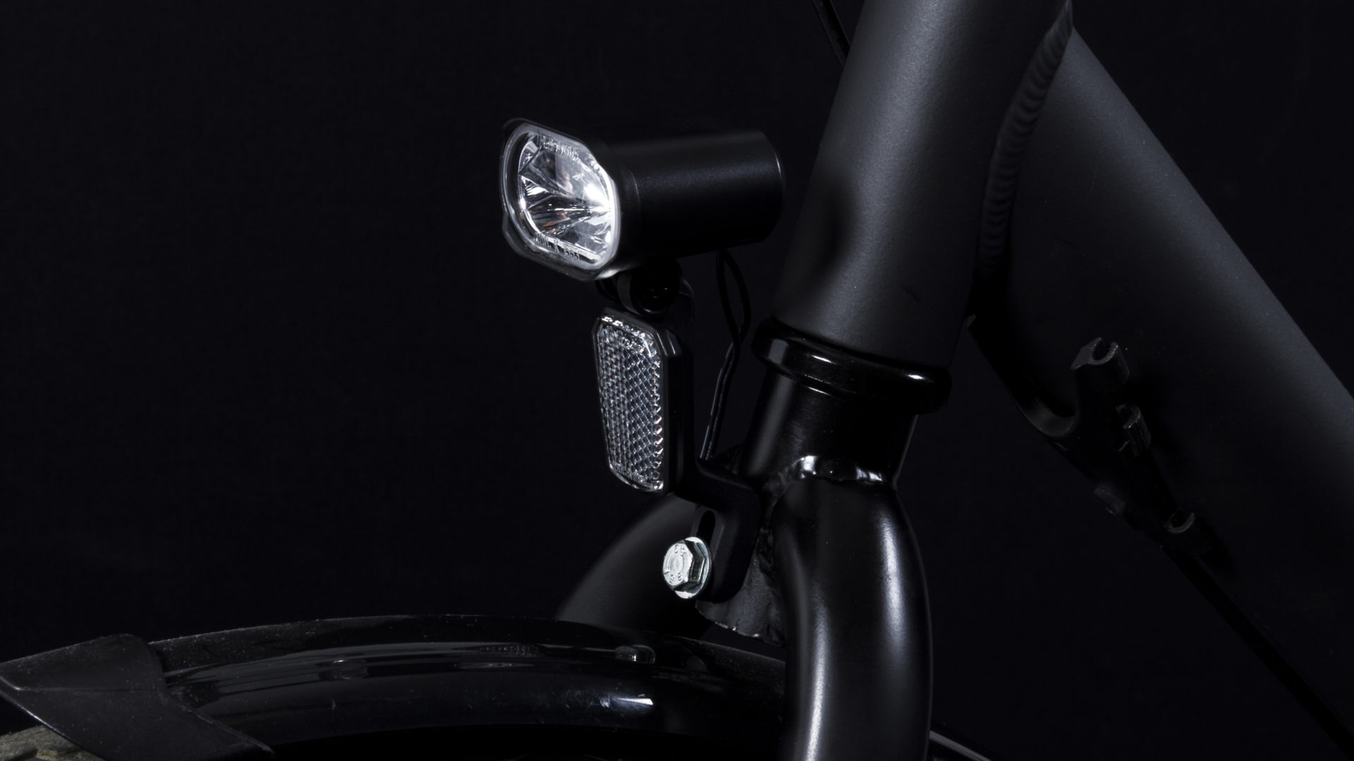 Axendo 30 e-bike headlamp with BH06 bracket on bicycle off