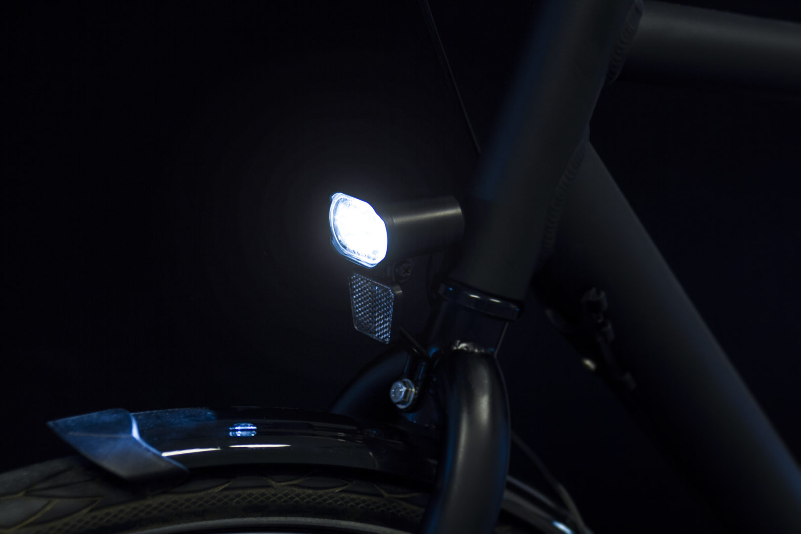 Axendo 30 e-bike headlamp on bicycle on