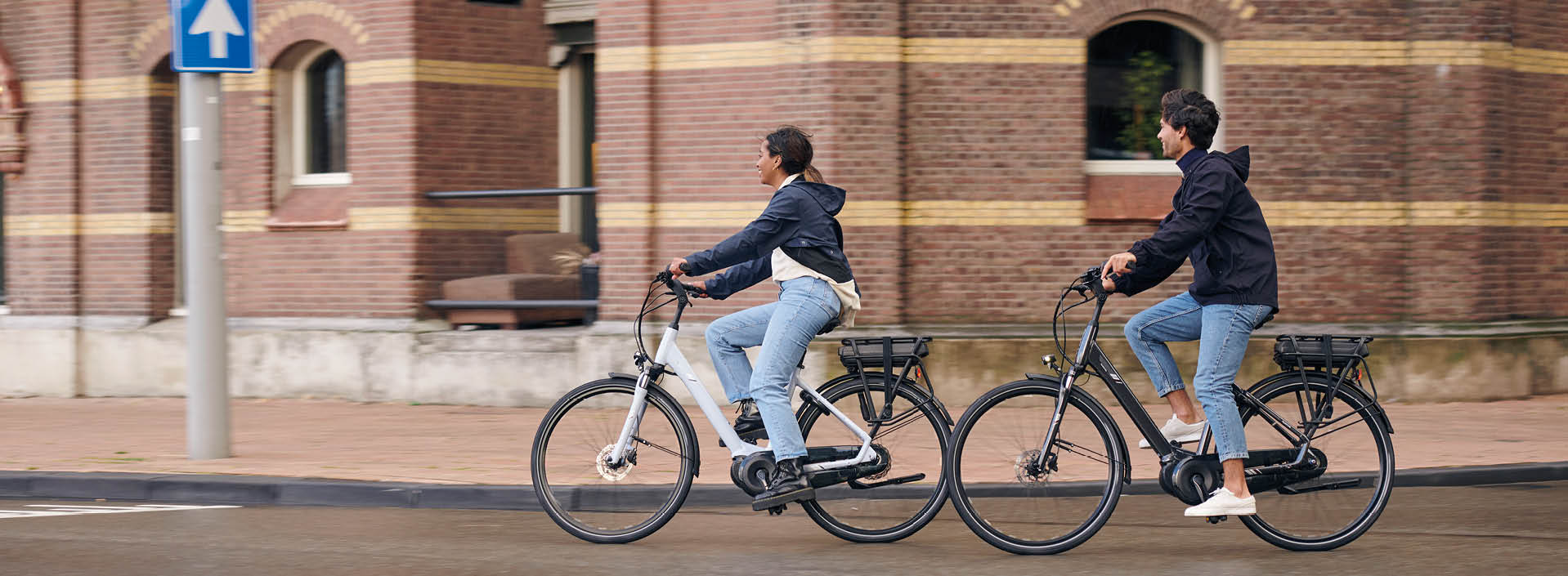 Zwei Jugendliche fahren mit ihren Fahrrädern mit Spanninga-Beleuchtung zur Schule