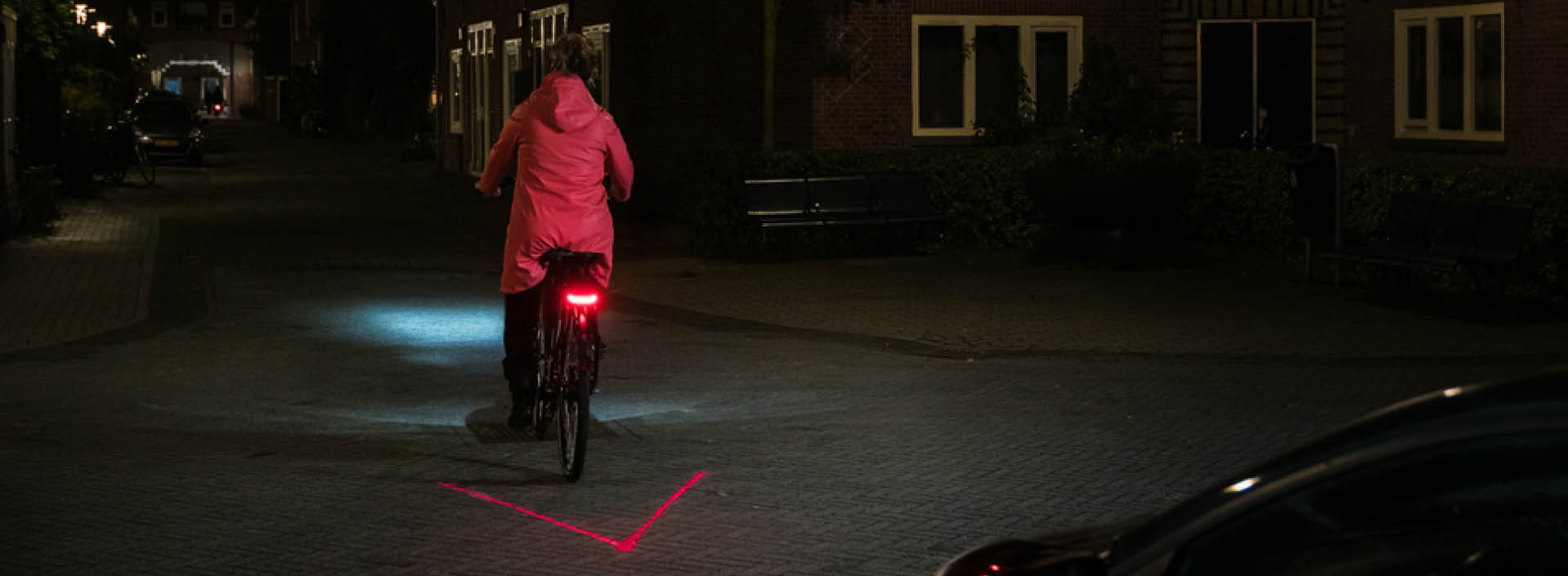 Femmes roulant de nuit sur un vélo électrique Batavus. Le vélo est équipé du feu V-LIGHT de Spanninga