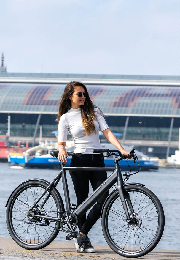 Een vrouw fietst op haar Lekker bike met Spanninga verlichting
